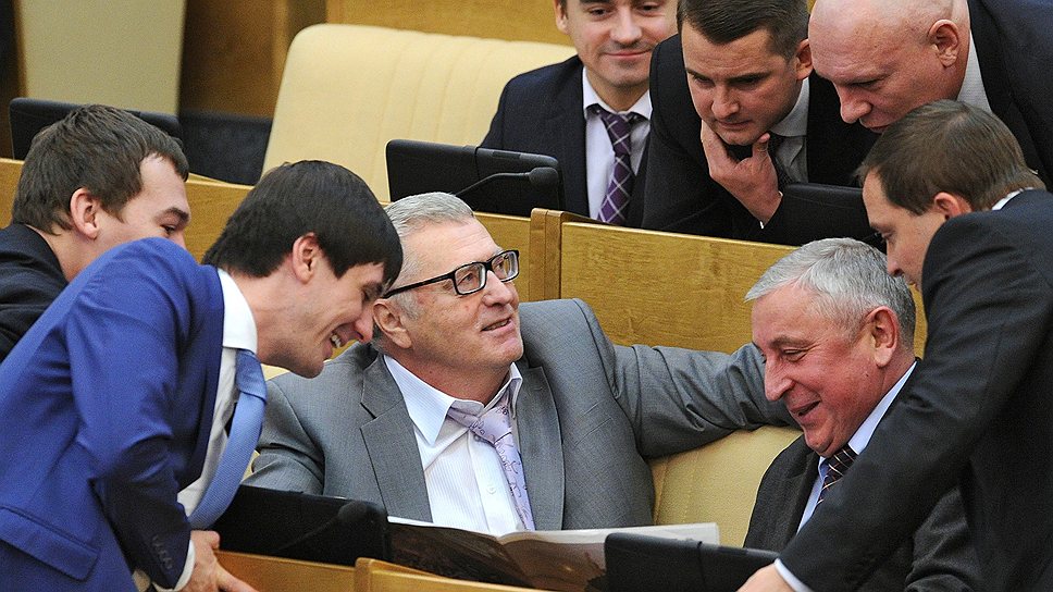 Лидер ЛДПР Владимир Жириновский (в центре) — в Госдуме  с 1993 года — и депутат от КПРФ Николай Харитонов (второй справа) — в Госдуме с 1999 года