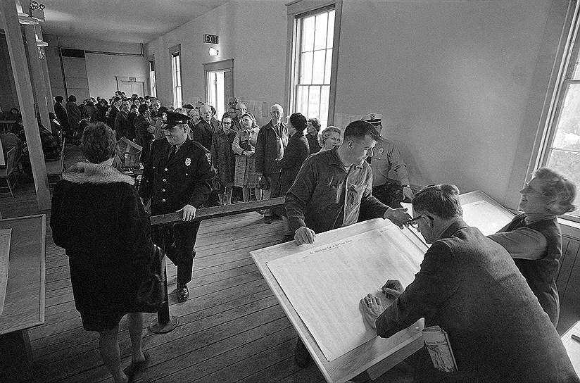 1971 год. В США избирательные права предоставили лицам, достигшим 18 лет (ранее — 21 года)