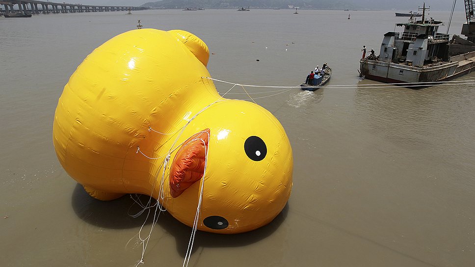 1 июля. Рабочие устанавливают 15-метровую надувную утку на реке Вэньчжоу, в китайской провинции Чжэцзян