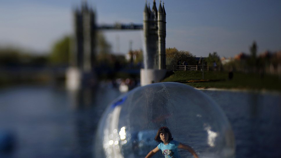 28 июня. Девочка играет внутри надувного шара на воде на фоне копии Тауэрского моста в Парке Европы в Испании. Парк, расположенный на окраине Мадрида и открытый в 2010 году, содержит 17 копий наиболее известных символов европейских городов