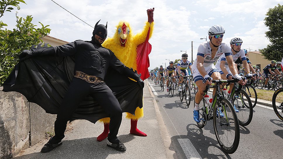 29 июня. Болельщики в костюмах приветствуют участников первого этапа велогонки Тур де Франс, которая в этом году празднует свою столетнюю годовщину