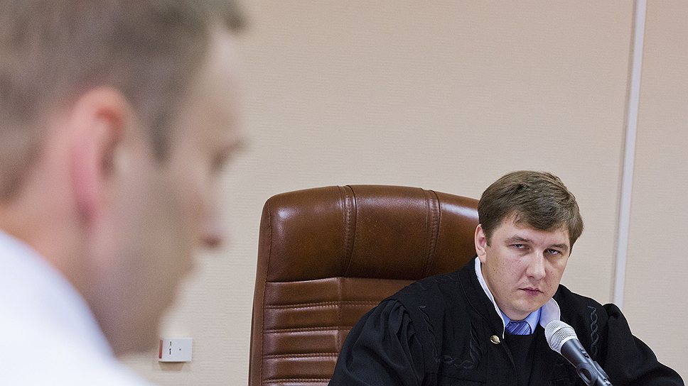 Судья Сергей Блинов в четвертый раз отказался взять отвод