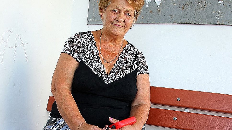 Дина Георгиевна, 76 лет, пенсионерка: «Мой саманный дом на улице Короткой полностью развалился после наводнения. Комиссия, которая обследовала дом, сказала, что его надо сносить. Я ходила, искала себя в списках на получение квартиры, но найти не могла. Оказалось, что потеряли мои документы, пришлось сдавать заново»