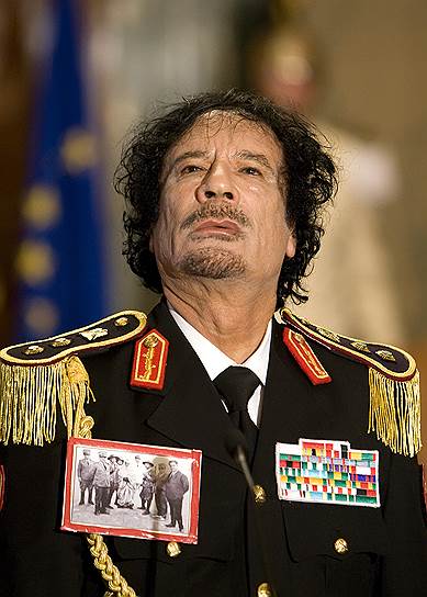 Муаммар Каддафи — лидер Ливии (1969 —2011). Пришел к власти, возглавив государственный переворот. По версии издания Parade занимает восьмое место среди известных мировых диктаторов. Обвинялся в преследованиях оппозиции, введении монополии на власть, организации в Ливии убежища для террористов. Был убит в 2011 году 