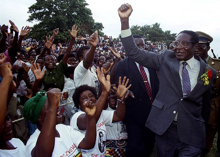 Роберт Мугабе  — правитель Зимбабве (1980—2017 годы). Окончил университет в Лондоне, по образованию учитель. Отличается националистическими взглядами.  Привел страну к упадку и рекордному уровню инфляции, хотя сам славится богатыми пирами, на которых подают черную икру. Несмотря на финансовый коллапс, уровень грамотности в Зимбабве самый высокий среди других африканских стран