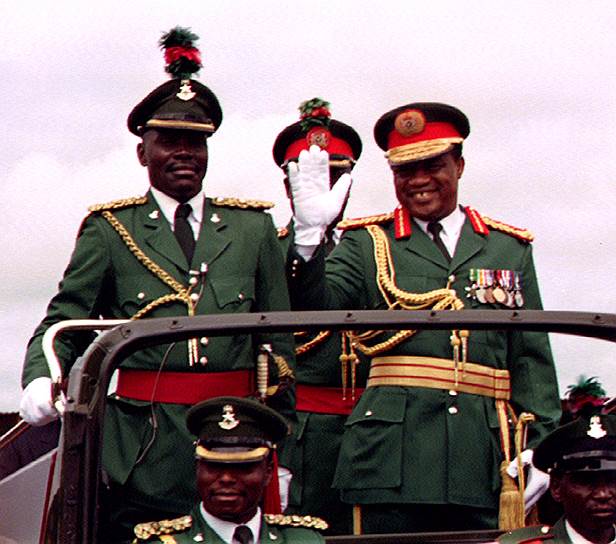 Ибрагим Бабангида (справа) — президент Нигерии (1985—1993). Пришел к власти через бескровный военный переворот. По неофициальной информации считается самым богатым человеком Африки. Обвинен в отмывании $12 млрд, заработанных на нефти во время войны в Персидском заливе 1992 года. Но на данный момент, капитал экс-президента  исчез. Самый известный управляющий деньгами диктатора — Майк Аденуга, впервые появившийся в мировой рейтинге миллиардеров Forbes в марте 2011 года