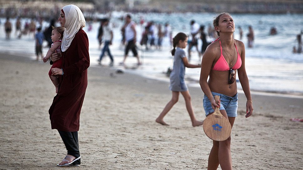В некоторых мусульманских государствах ношение хиджаба ограничивается властями. Например, в Египте он был запрещен в вузах с октября 2009 года по январь 2010 года