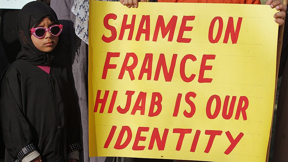 Во Франции ношение хиджабов запрещено в образовательных и государственных учреждениях с 2004 года