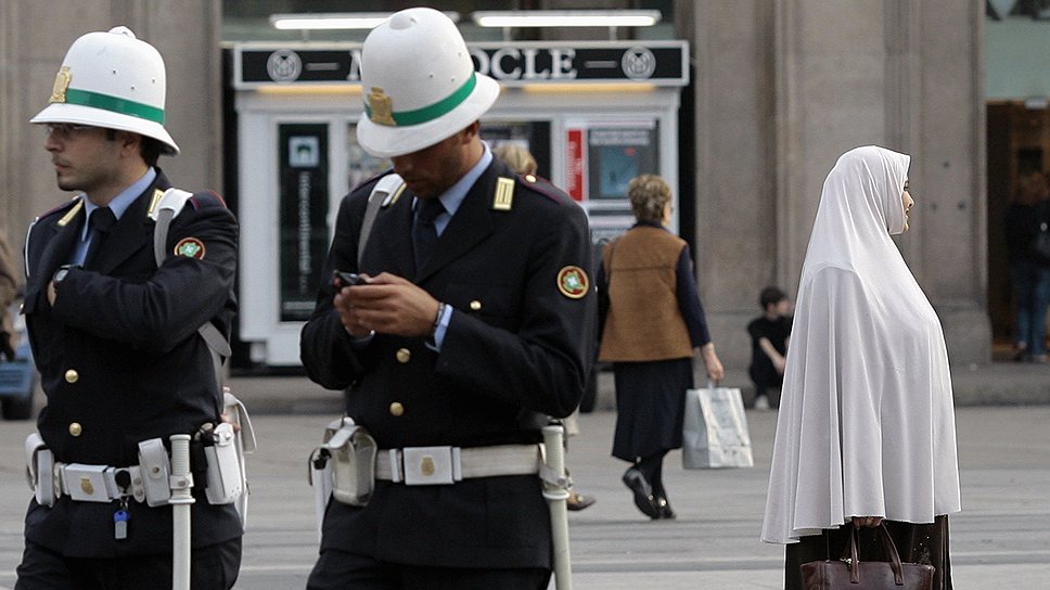 В Турции ношение хиджаба запрещено в вузах и общественных заведениях на основании конституционного положения о светском государстве