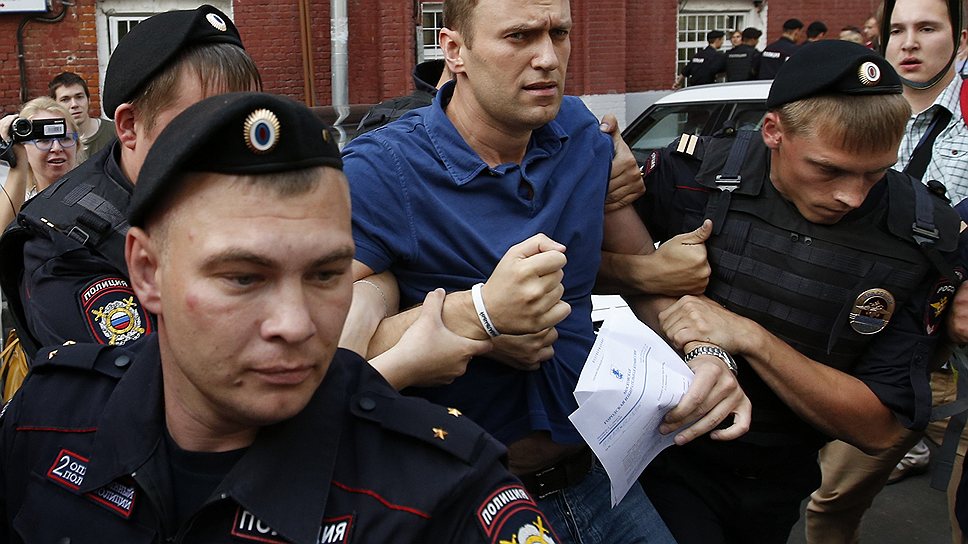 Кандидата в мэры Москвы Алексея Навального задержали и сразу отпустили