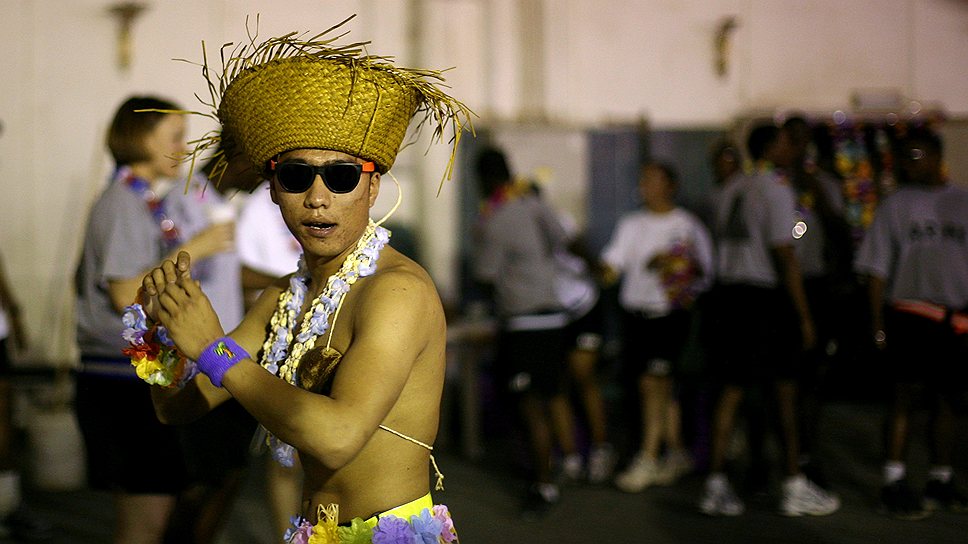 На американских военных базах периодически проводятся тематические вечеринки (солдат, танцующий на гавайской вечеринке, — на фото) и дни национальной кухни (например, мексиканской)