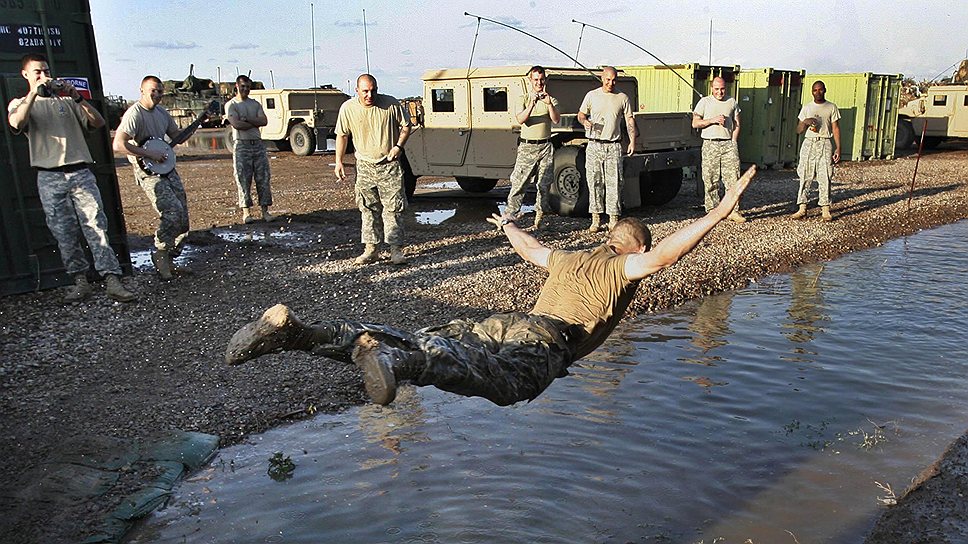 Иногда военнослужащие развлекаются не предусмотренными уставом способами: например, этот солдат ныряет в ров, чтобы выиграть пари