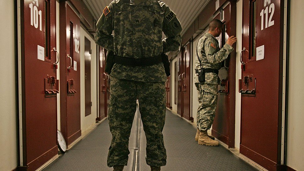 На военно-морской базе США в заливе Гуантанамо (Куба) расположена одноименная тюрьма, где содержатся заключенные. Для обеспечения максимальной безопасности военные обязаны каждые две минуты инспектировать все занятые тюремные камеры