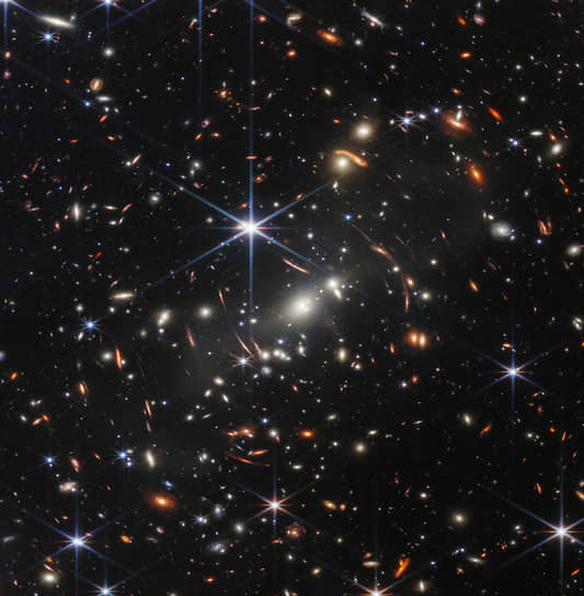 2022 год. NASA опубликовало первый снимок, полученный космическим телескопом «Джеймс Уэбб» — изображение ранней Вселенной в высоком разрешении 