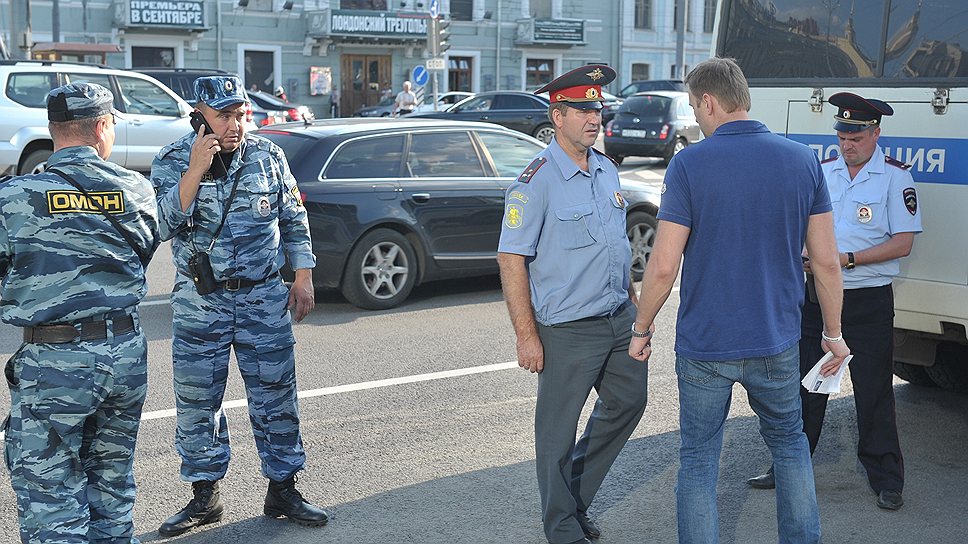 У изибркома Алексея навального встречал полицейский автобус, а также несколько оперативников с видеокамерами, которые, впрочем, до поры до времени никаких активных действий не предпринимали