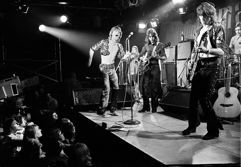 В 1967 году с выходом альбома «Between The Buttons» группа начала осваивать более эклектичный музыкальный стиль. В то же время The Rolling Stones сотрясали скандалы: чтобы избежать запрета на «Би-Би-Cи», Джаггеру пришлось как можно менее внятно исполнить Let`s Spend the Night Together; потом Джаггера и Ричардса, а спустя три месяца и Джонсона задержали с наркотиками. Все трое получили условные сроки, но группе пришлось прервать гастрольную деятельность