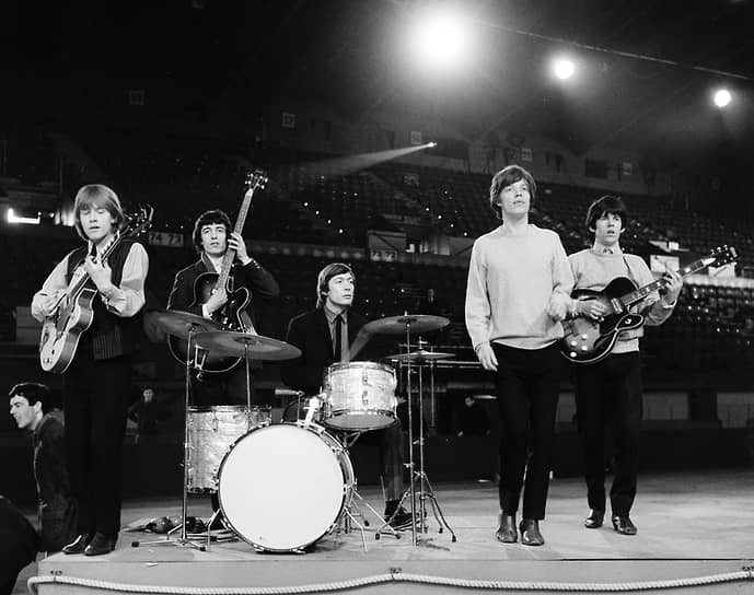12 июля 1962 года группа выступила в клубе Marquee в Лондоне. Это был первый концерт под названием The Rolling Stones (название одной из песен Мадди Уотерса 1950 года)
&lt;br> На фото слева направо: Брайан Джонс (гитара), Билл Уаймен (бас-гитара; заменил Дика Тейлора), Чарли Уоттс (барабаны), Мик Джаггер (вокал), Кит Ричардс (гитара)