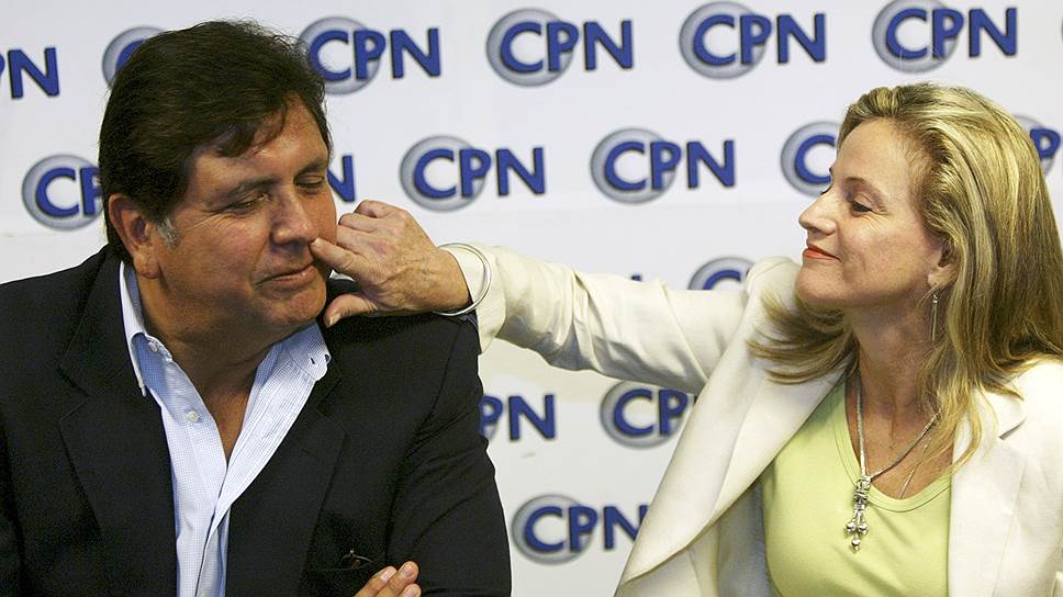 В мае 2011 года президент Перу Алан Гарсия официально подтвердил, что уже два года, как расстался со своей женой Пилар Норес. Ранее глава государства признался, что помимо совместных с госпожой Норес четверых детей имеет внебрачного ребенка
