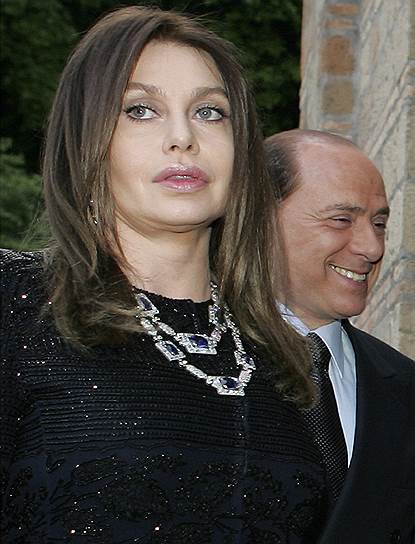 В мае 2009 года супруга итальянского премьер-министра Сильвио Берлускони Вероника объявила о решении развестись с мужем. Поводом послужили его измены
