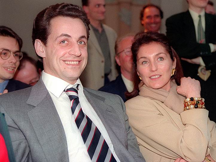В октябре 2007 года президент Франции Никола Саркози официально расторг брак с супругой Сесилией. Пара рассталась «по обоюдному согласию» спустя 11 лет совместной жизни