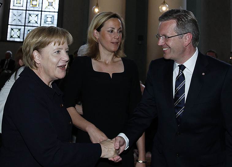В январе 2013 года со своей супругой Бетиной (в центре) развелся экс-президент Германии Кристиан Вульф. Поводом стали обвинения господина Вульфа в коррупции