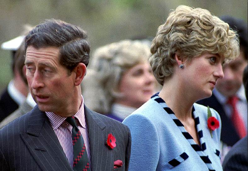 Принц Чарльз развелся с принцессой Дианой в 1996 году. Хотя уже с 1993 года супруги жили отдельно. В 1994 году в телевизионном интервью Чарльз признался, что вновь встречается с Камиллой Паркер-Боулз, в свою очередь Диана признавалась, что «в браке их было трое» 