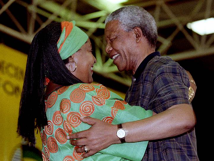Президент ЮАР Нельсон Мандела и его жена Винни разошлись, когда господин Мандела находился в тюрьме. Супруги сохранили добрые отношения
