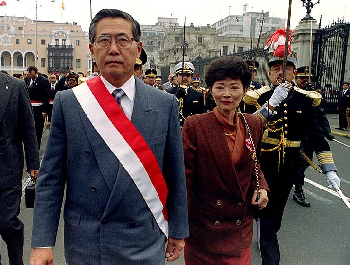 Перуанский президент Альберто Фухимори развелся со своей женой Сусанной в 1995 году. Причиной стали разные взгляды на политику. После развода экс-супруга обвинила господина Фухимори в коррупции и основала оппозиционную партию
