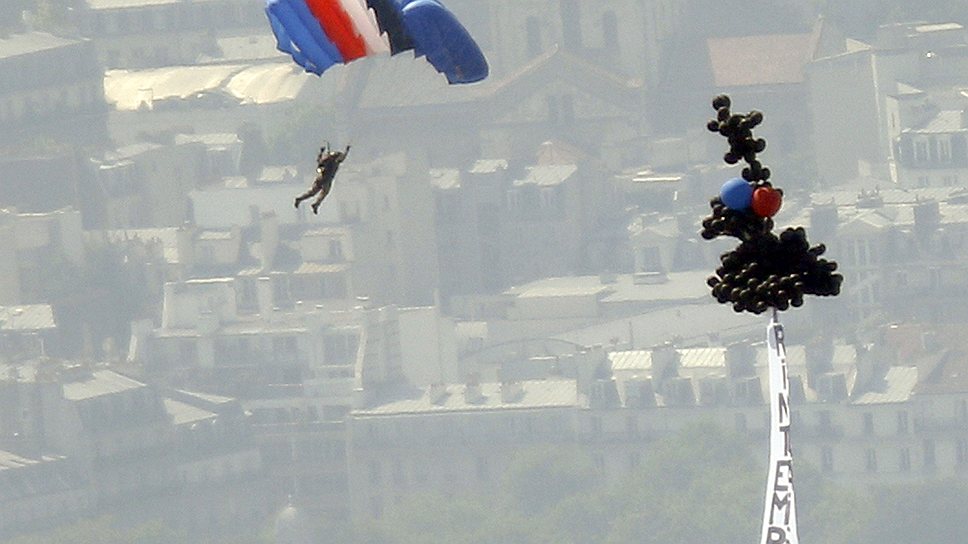 Как и в прошлом году, парад завершился демонстрационными полетами парашютистов, которые приземлялись на асфальт площади Согласия

