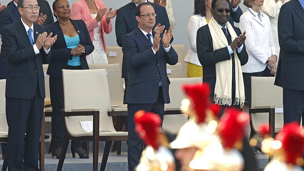 В этом году почетными гостями президента Франции Франсуа Олланда на параде стали глава Организации Объединенных Наций Пан Ги Мун (слева) и исполняющий обязанности президента Мали Дионкунде Траоре (второй справа)

