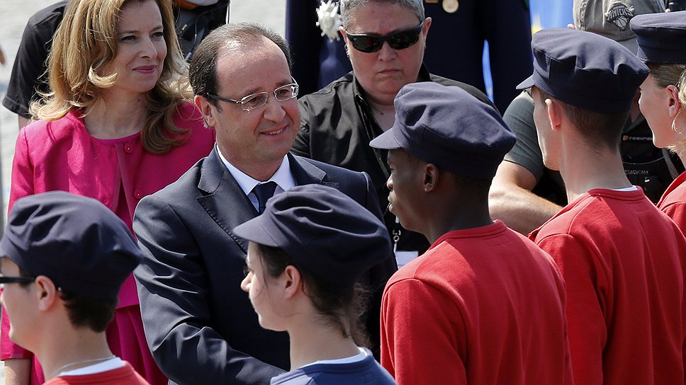 Президент Франции Франсуа Олланд (по центру) и первая леди страны Валери Триервейлер