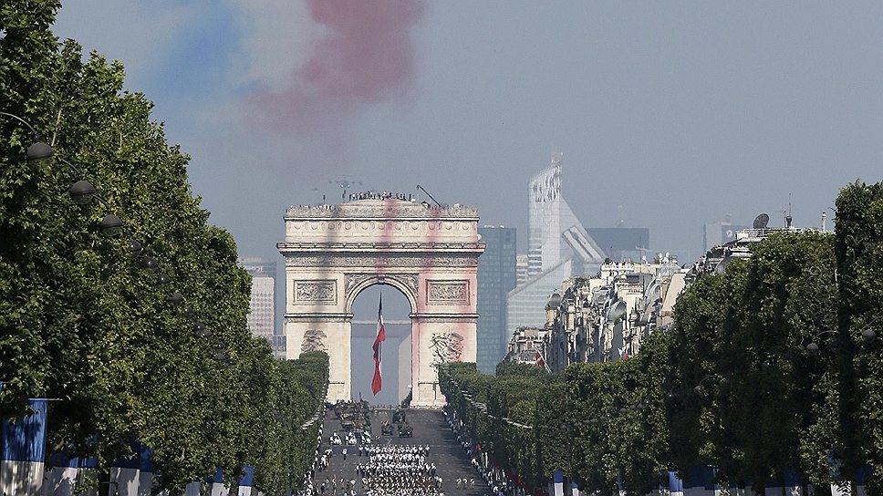 Пилотажная группа Patrouille de France окрасила небо в цвета французского триколора

