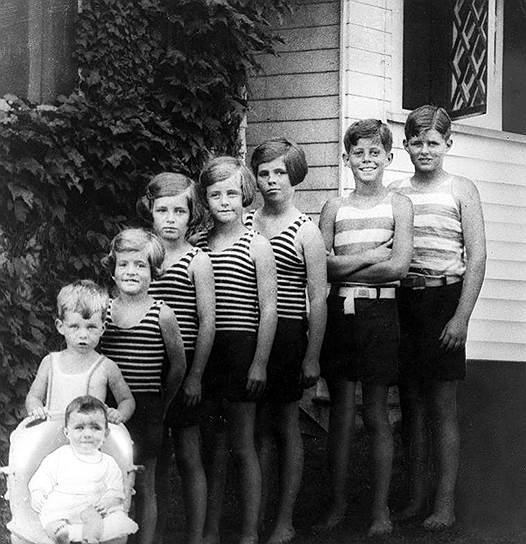 У Джозефа Патрика Кеннеди и Роуз Элизабет Фицджеральд родились девять детей, пятерых ожидала страшная участь. На фото (слева направо): Джин, Бобби, Патриция, Юнис, Кэтлин, Розмари, Джек, Джо
