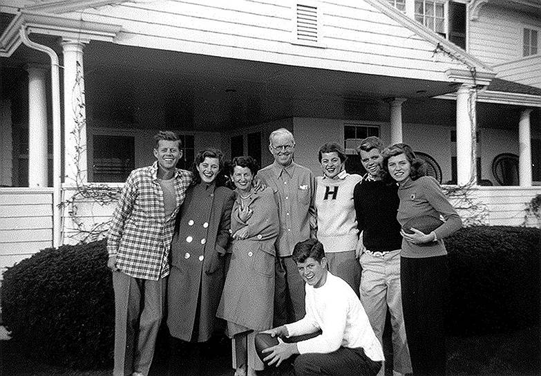 Накануне Второй мировой войны клан Кеннеди считался вторым по богатству семейством в мире (после Рокфеллеров). На фото (слева направо): Джон, Джин, Роуз, Джозеф, Патриция, Роберт, Юнис, Эдвард (на переднем плане)
