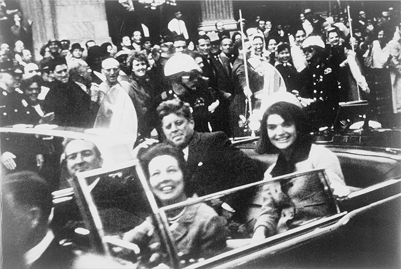 Джон Фицджеральд «Джек» Кеннеди, 35-й президент США. Был убит в 1963 году (в возрасте 46 лет) выстрелом из винтовки, когда вместе со своей женой Жаклин ехал в президентском кортеже по улицам Далласа