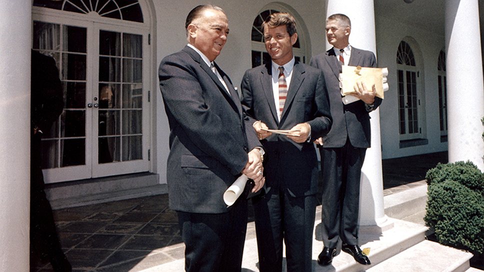 Роберт (Бобби) Кеннеди был отцовским любимчиком. Когда президента Джона Кеннеди убили, Роберт продолжил семейное дело и стал одним из кандидатов в президенты от демократической партии. Был застрелен арабским фанатиком в 1968 году, эти события легли в основу фильма «Бобби»