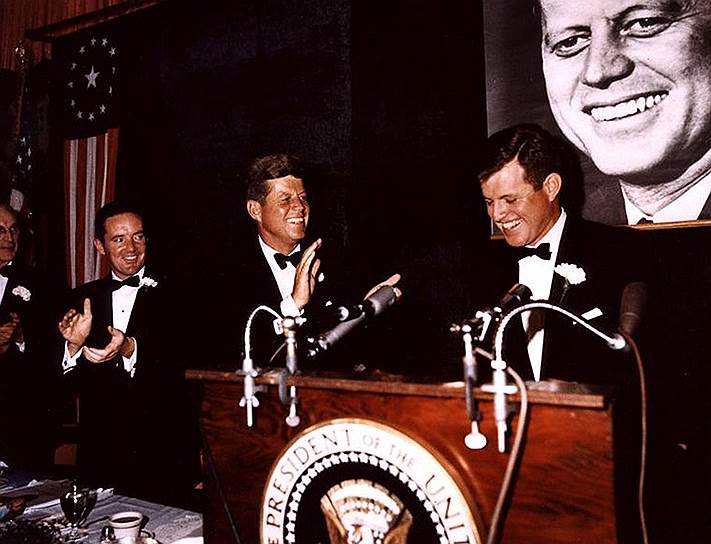 Эдвард Кеннеди (справа) дожил до 77 лет, тем самым мог стать опровержением существования «проклятья Кеннеди». Но его жизнь была омрачена скандалами, потерями и трагедиями. Умер от опухоли мозга 25 августа 2009 года