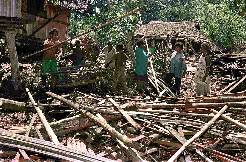 1998 год. Цунами, вызванное подводным землетрясением, разрушило десять деревень на Папуа—Новая Гвинея. Жертвами стихии стали более 3 тыс. человек, еще тысячи местных жителей остались бездомными