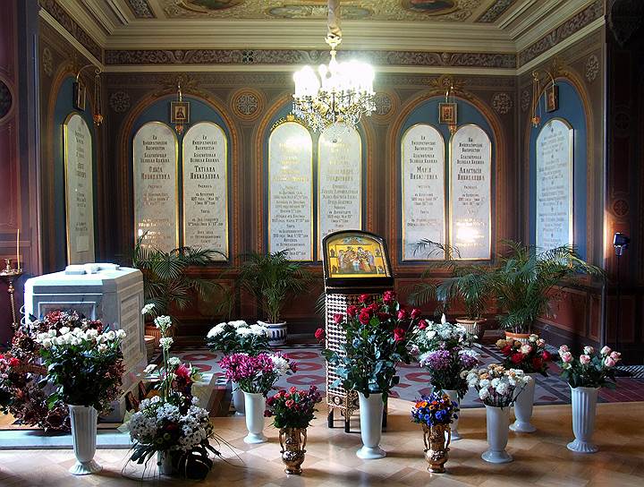1998 год. В Петропавловском соборе Санкт-Петербурга захоронены останки императора Николая II и членов его семьи