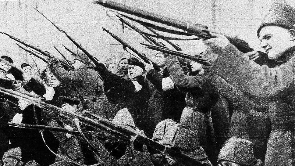 1917 год. В Петрограде (ныне — Санкт-Петербург) расстреляна мирная демонстрация рабочих и солдат
