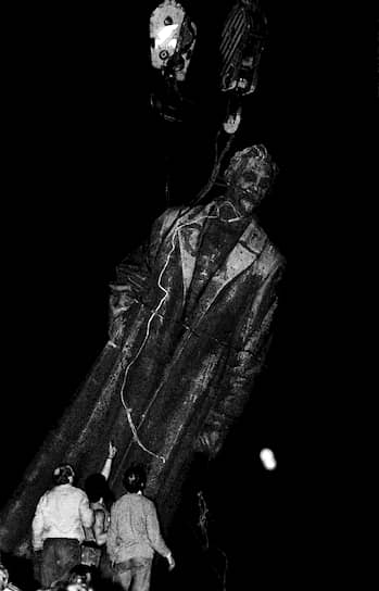 В 1958 году памятник Дзержинскому был установлен на Лубянке напротив бывшего здания КГБ. После путча ГКЧП в августе 1991 года памятник весом 11 тонн демонтировали по решению Моссовета