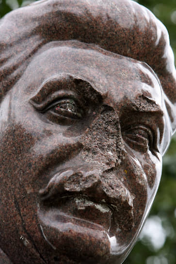 Прижизненный памятник Сталину работы скульптора Сергея Меркурова был установлен в 1937 году в Дубне, в 1991 году перенесен в парк «Музеон» на Крымском валу. У статуи, изготовленной из розового гранита, отколоты нос и ступни