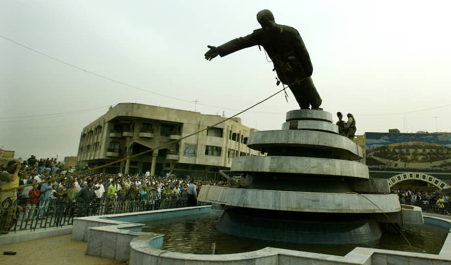 Свержение статуи Саддама Хусейна приветствовали тысячи иракцев, которые пытались разрушить памятник самостоятельно, но вынуждены были обратиться за помощью к американским военным