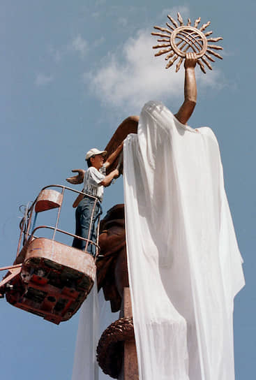 В столице Киргизии в 2011 году демонтировали статую Свободы («Эркиндик»), считавшуюся символом Бишкека. Вместо нее правительство страны приняло решение установить памятник одному из героев киргизского эпоса