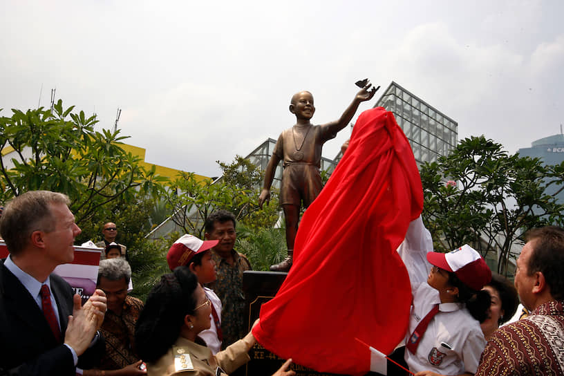 В 2010 году в столице Индонезии Джакарте демонтировали бронзовый памятник юному Бараку Обаме недалеко от начальной школы, которую посещал будущий президент США. Скульптура не простояла и полугода