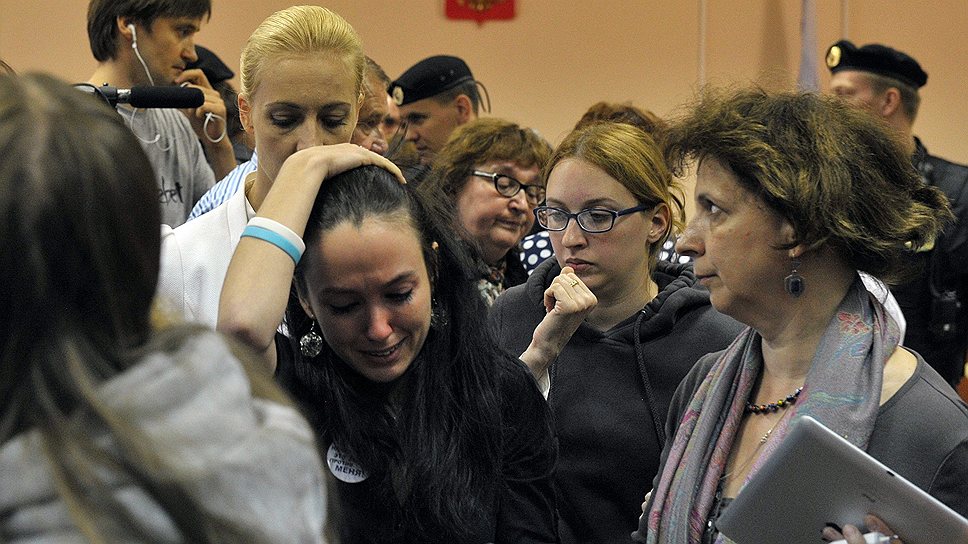 После оглашения приговора Алексею Навальному его сторонники и близкие выходили из зала заседаний со слезами на глазах