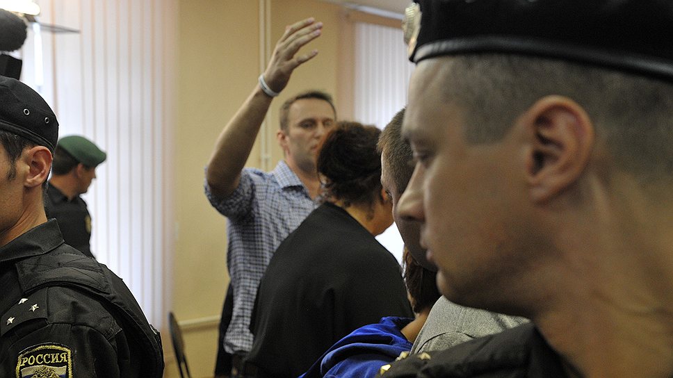 Сразу после оглашения приговора Алексей Навальный попросил собравшихся расступиться и дать посмотреть на родителей