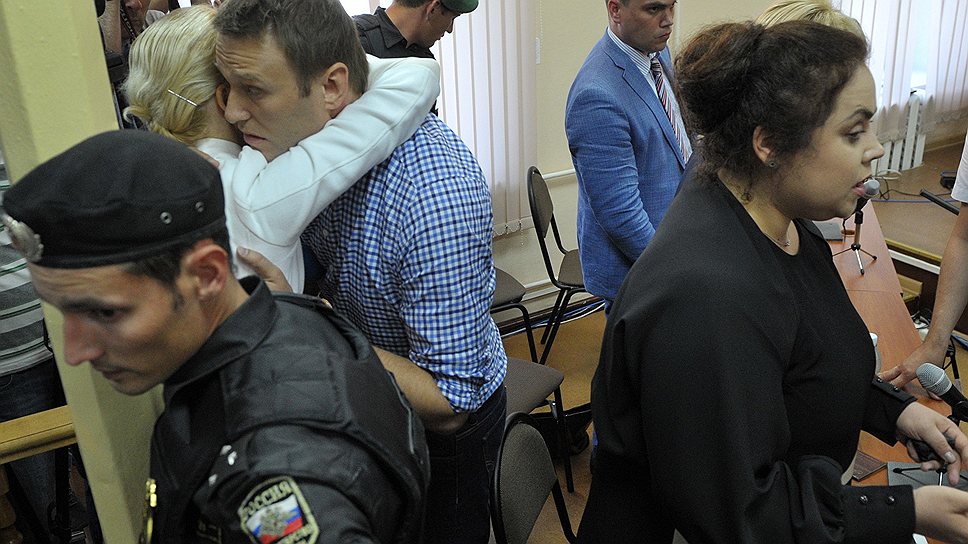 Алексей Навальный обнял плачущую жену