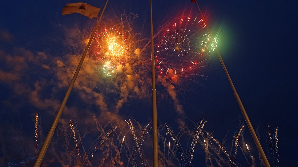 Фестиваль фейерверков в Крылатском длился полтора часа, за 20 минут до конца были показаны световые спектакли