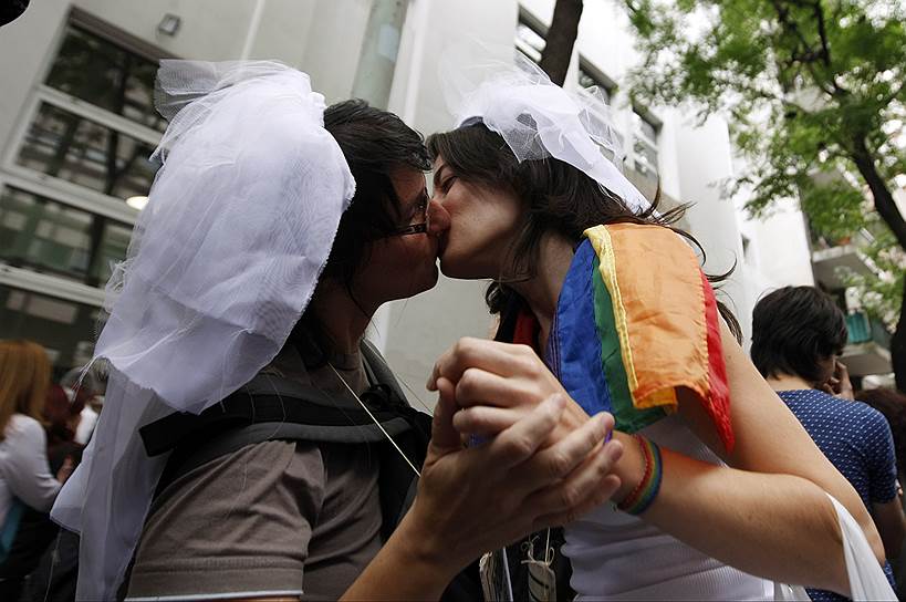 2010 год. В Аргентине вступил в силу закон об однополых браках
